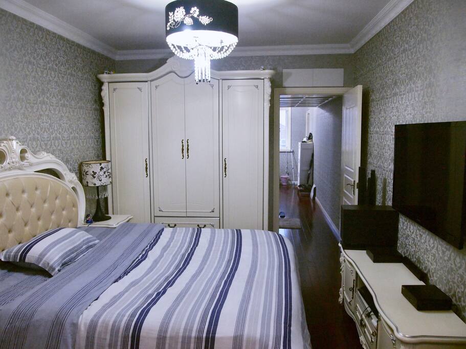 I wouldn't say this is a fancy room but you'll defo get a sense of real Shanghai here.