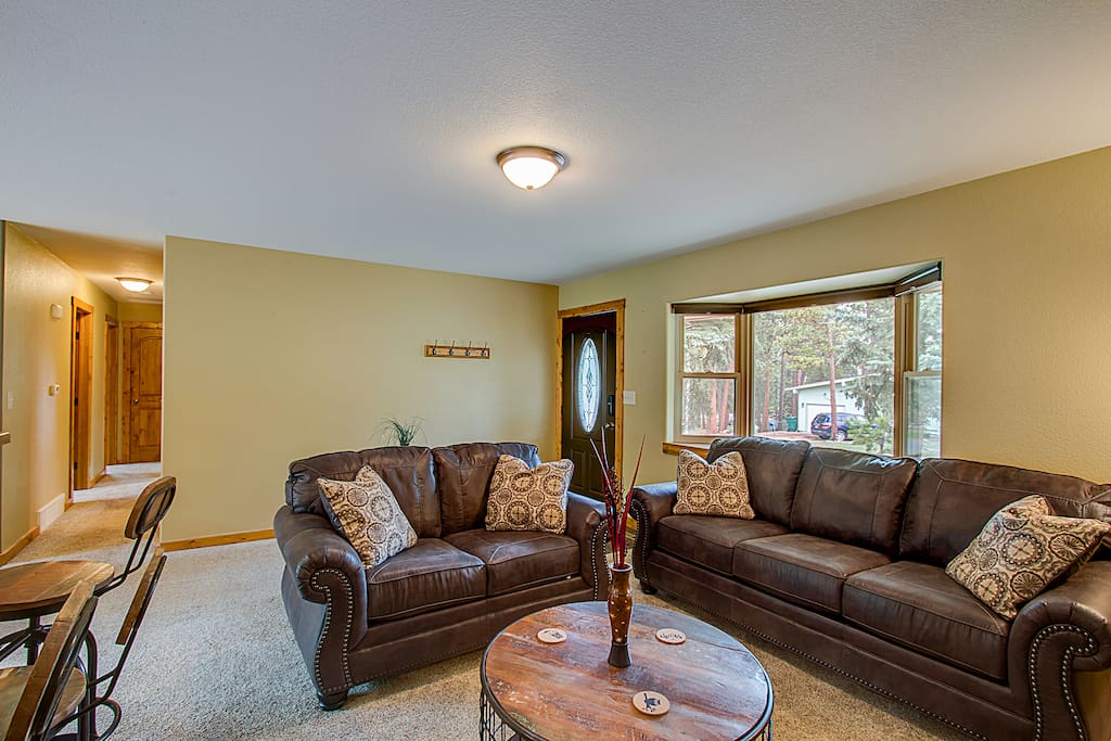 Sitting room with Queen pull-out couch