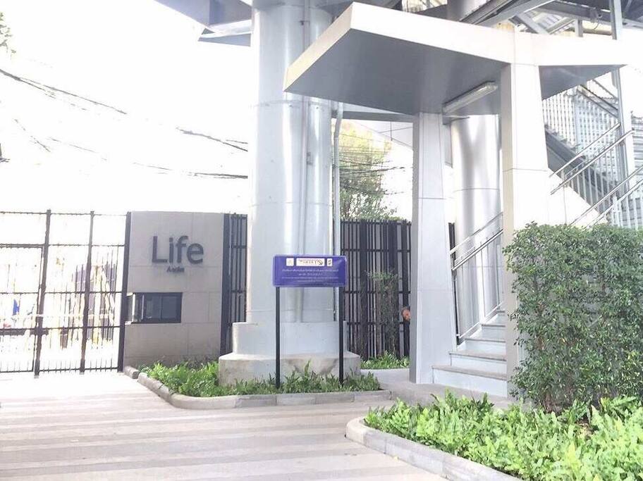 小区入口 位置就在地铁武碧里站100米 出站就能看到