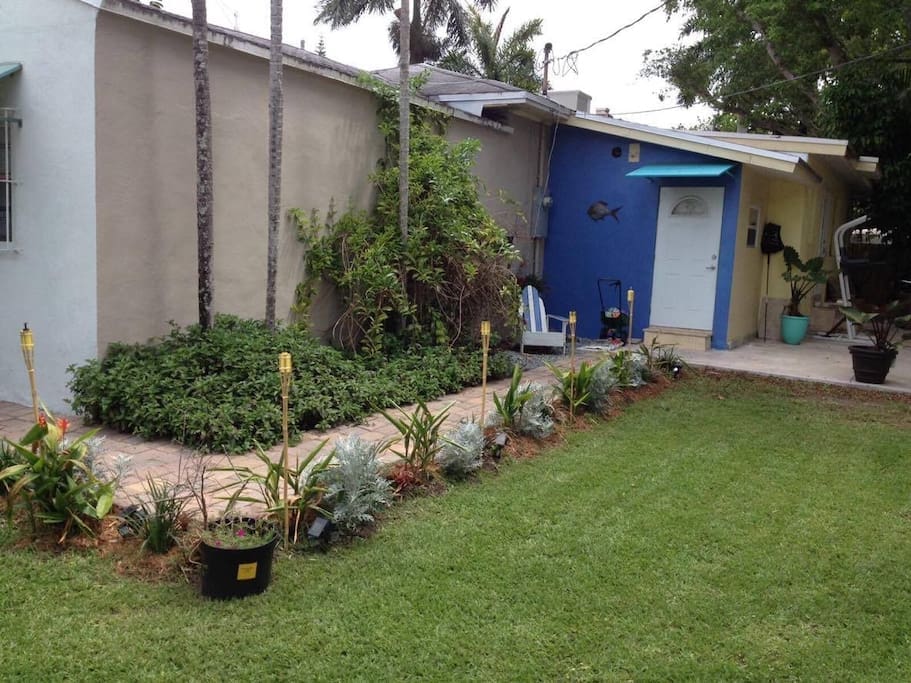 The garden and the blue wall is the entrance to the apartment