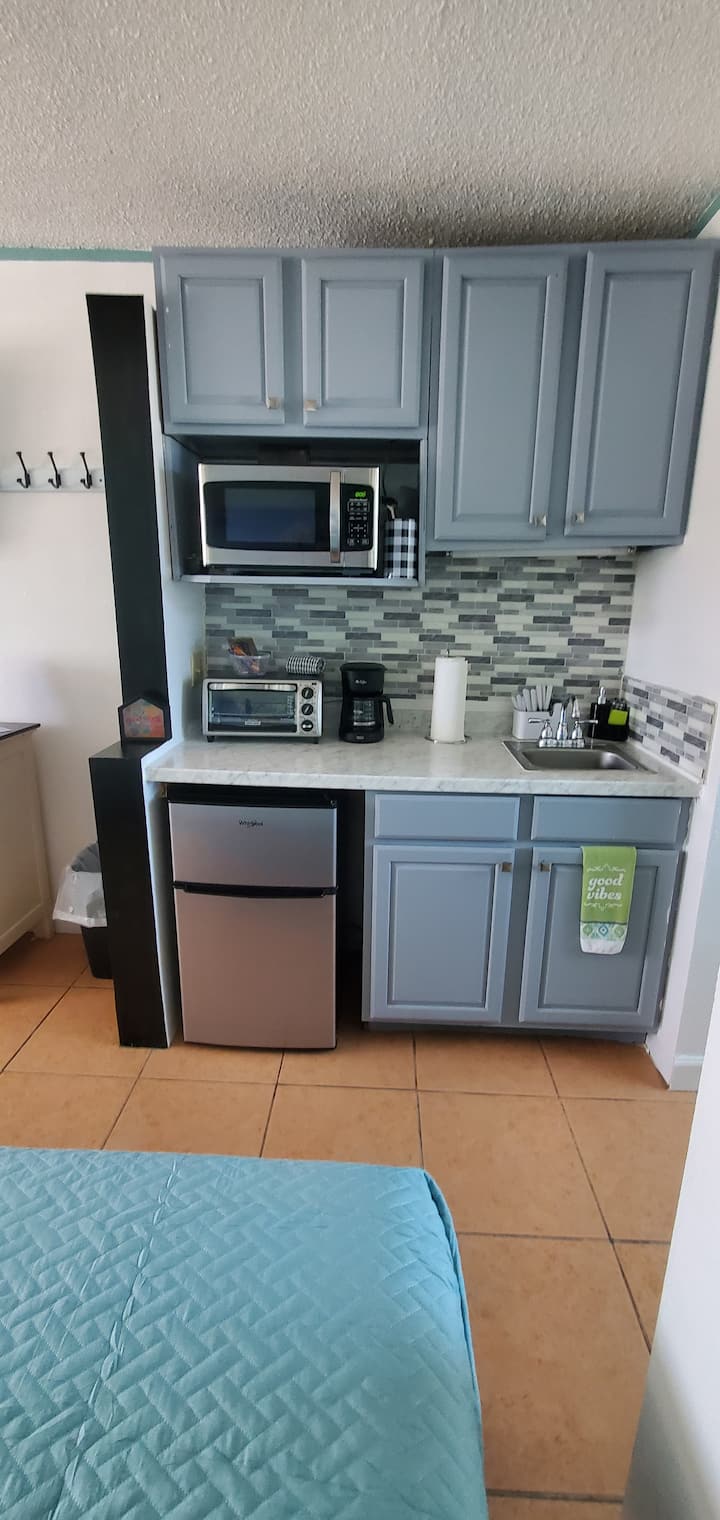 Oceanview Studio On S Atlantic Ave | Sleeps 4-pool - Daytona Beach, FL