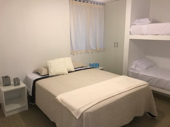 Dormitorio 3, cama queen mas dos camas simple.