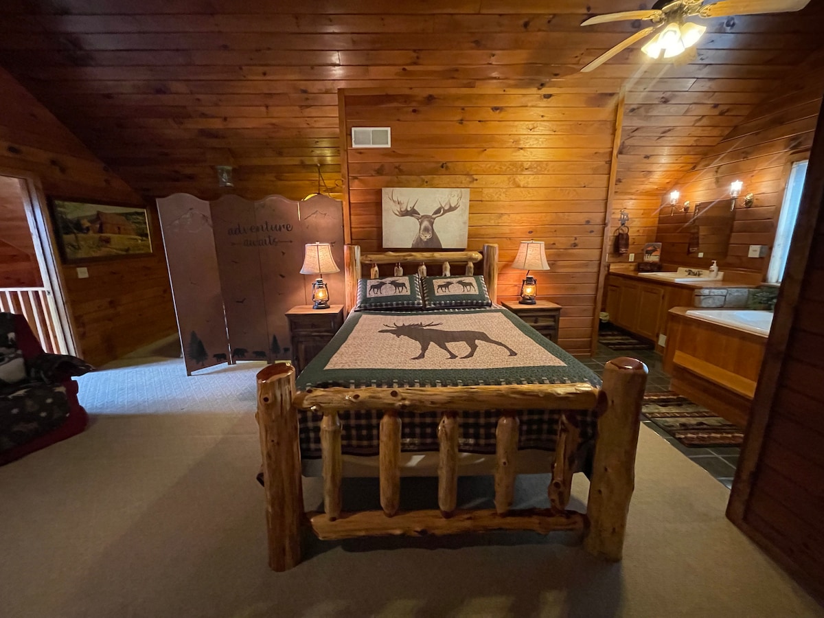 חדר מוס - סוויטה ראשית בקומה העליונה עם מיטת קווין סייז ומיטה זוגית מלאה בפינה שמאחורי מפריד הפרטיות.  2 כיורים, ג'קוזי, מקלחת וקומקום.  