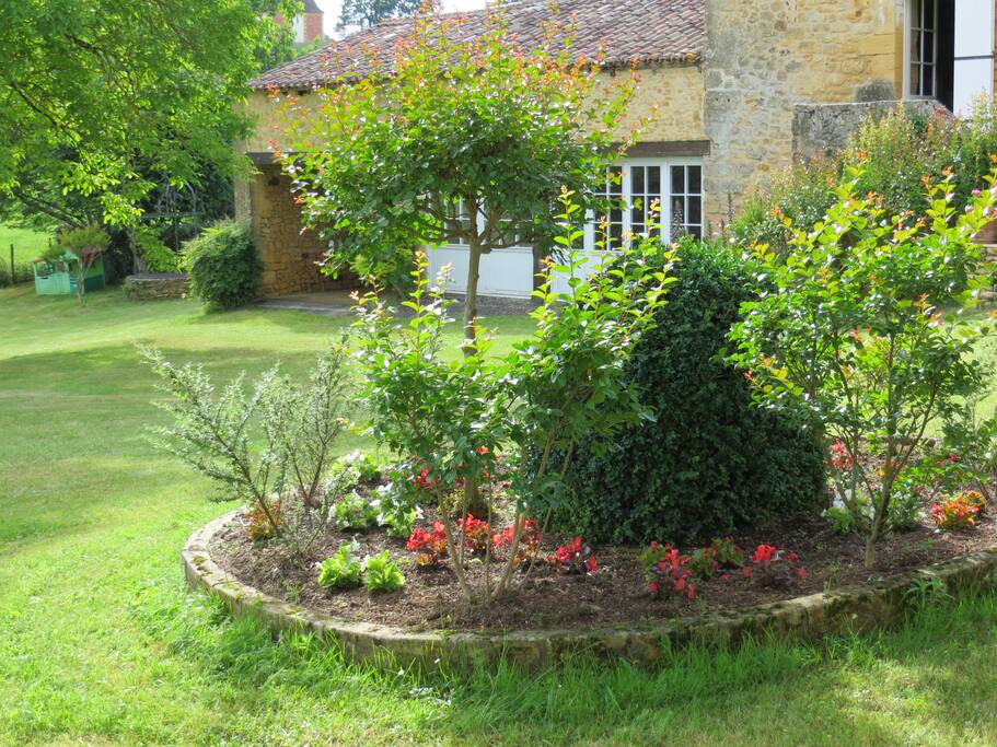 Jardin avec salle de ping-pong