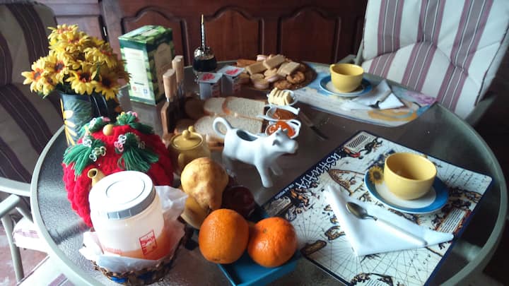 Quarto em casa tipo part home com entrada independente em Versalles