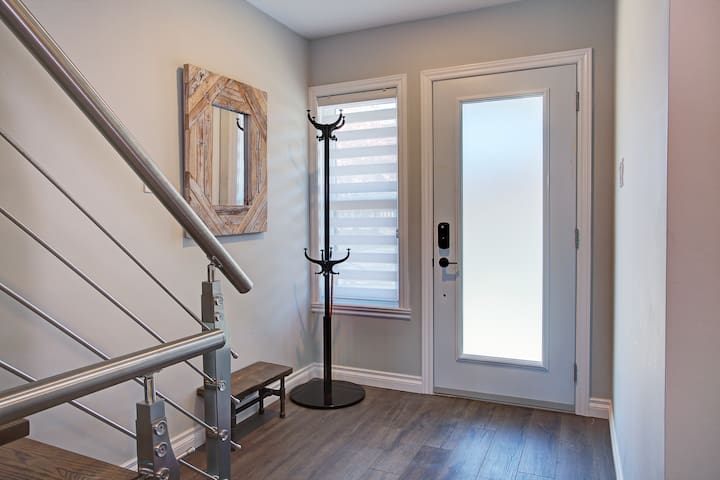 Modern townhouse with rooftop deck 4BR close to DT gallery image 3