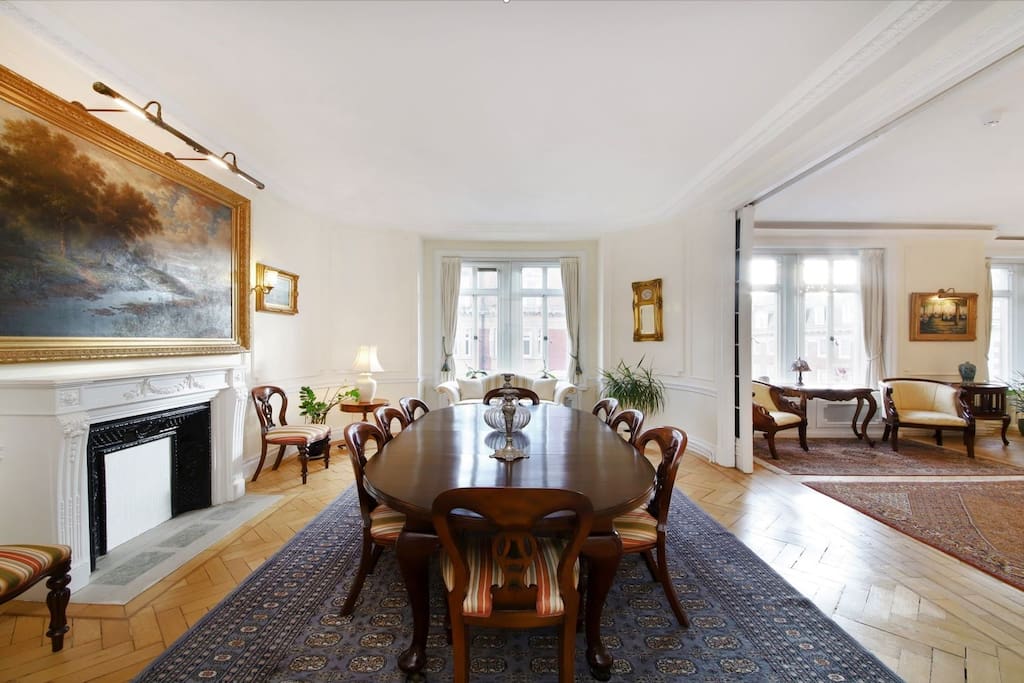 Large dining room seats 8-10 people