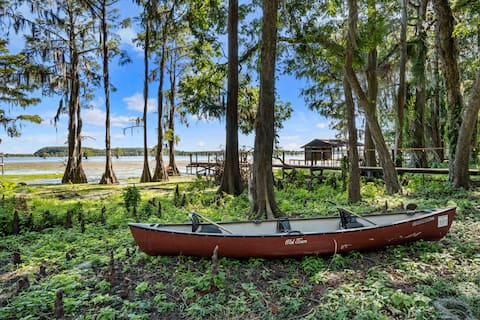 Lakefront Cabin/Hot Tub, Scenic Views & EV Charger