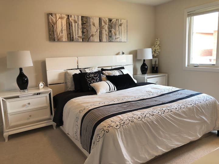 主卧-加大双人床+全功能卫生间套房+步入式衣柜