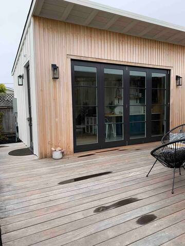 Poplar Beach Home and Guesthouse with Hot Tub gallery image 5