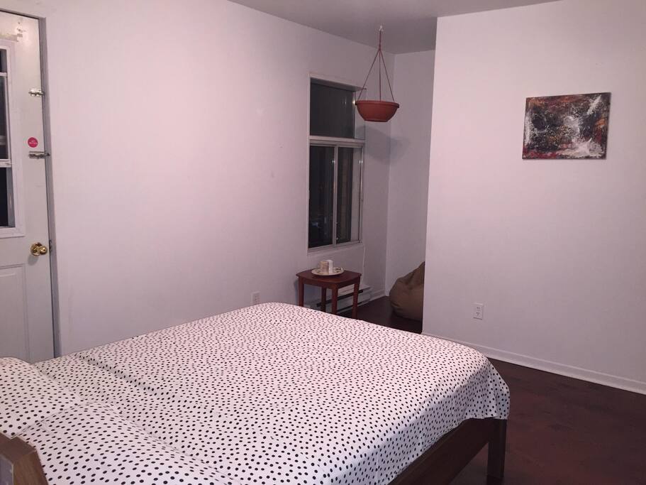 Chambre propre.
À droite de la photo vous avez un coin lecture et thé (ils sont offerts)
À gauche vous voyez la porte du balcon privé de la chambre