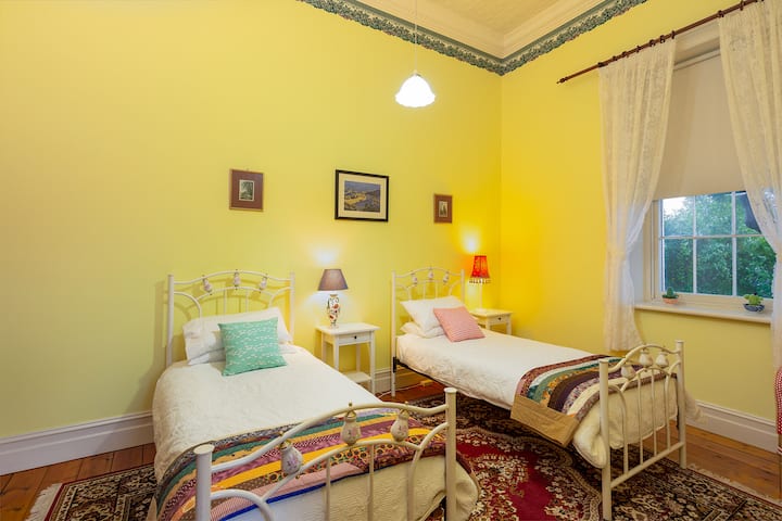 Third bedroom-twin beds