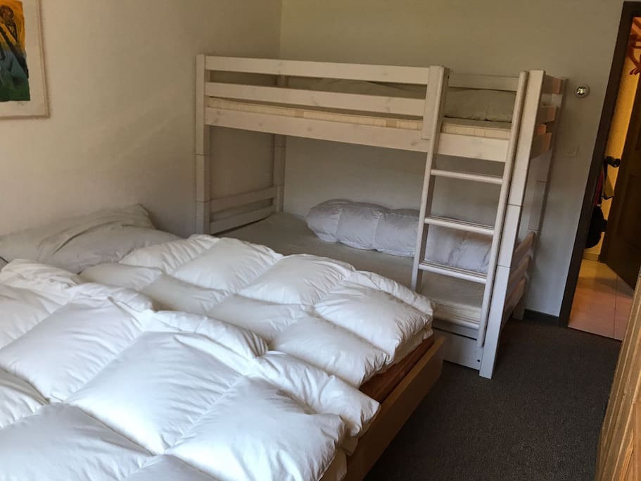 Das Schlafzimmer hat 2 Betten für Erwachsene und ein Hochbett für Kinder (bis 16 Jahre)