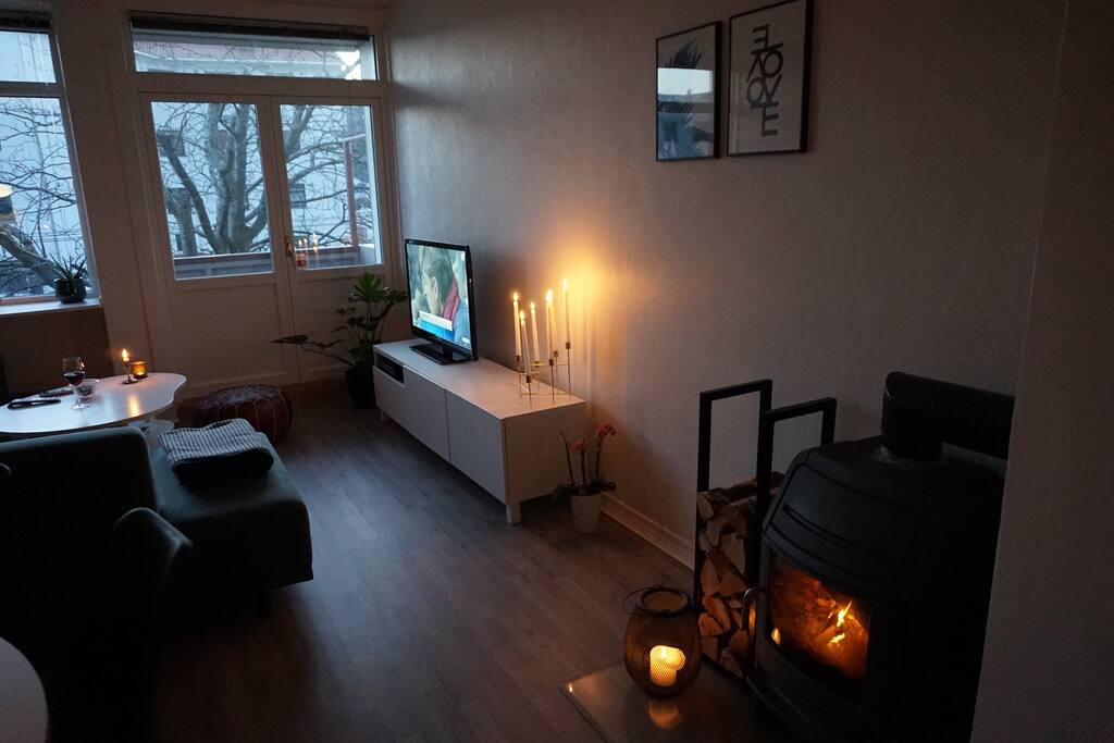 Mulighet for å fyre i peisen på kalde dager.