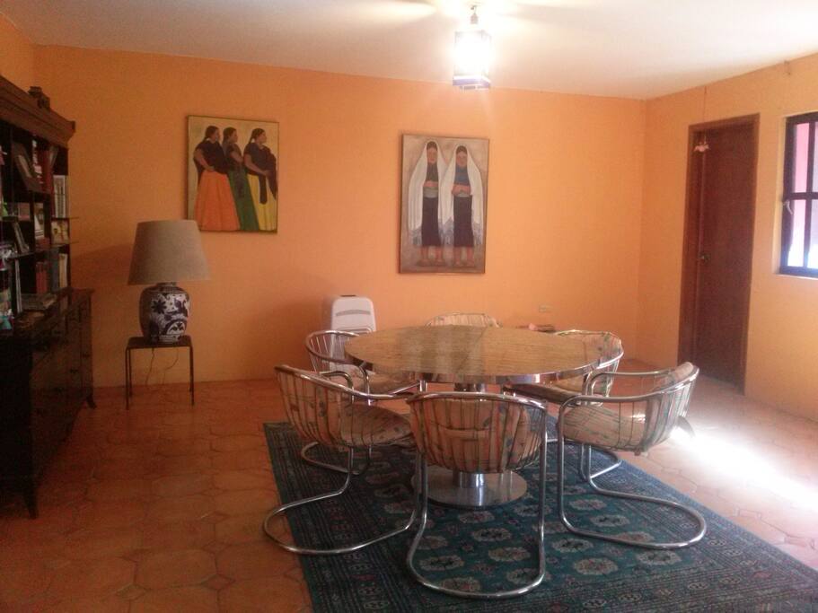 El segundo comedor en el área de estar es para seis personas.