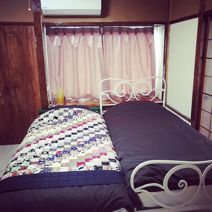 2 jednolôžkové postele