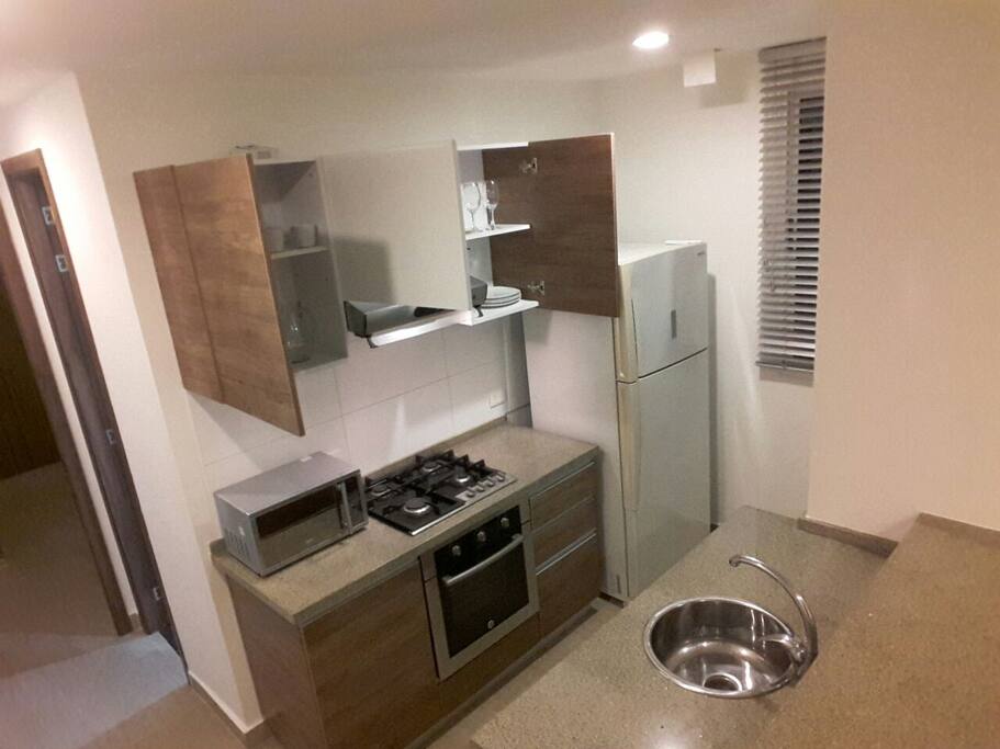 Cocina nueva equipada! Nevera, lavadora, vajilla, microondas, licuadora, cafetera, etc.
New equiped kitchen! Fridge, washing maquine, crockery set, microwave, blender, coffee maker, etc.