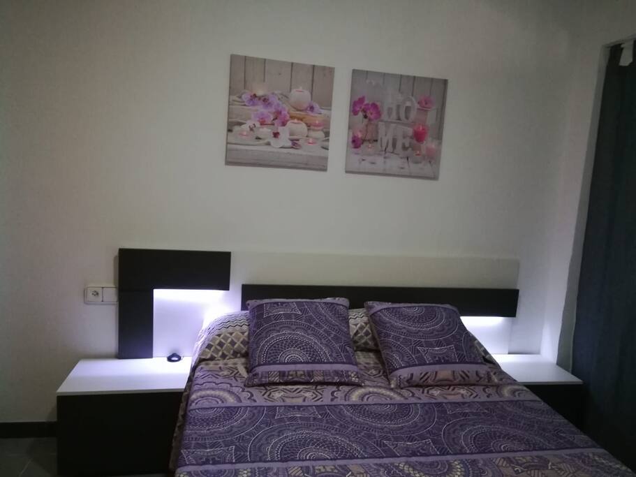 Dormitorio con cama matrimonio.