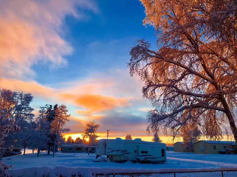 beautiful sunrise in winter in Alaska阿拉斯加冬至日的正午日出