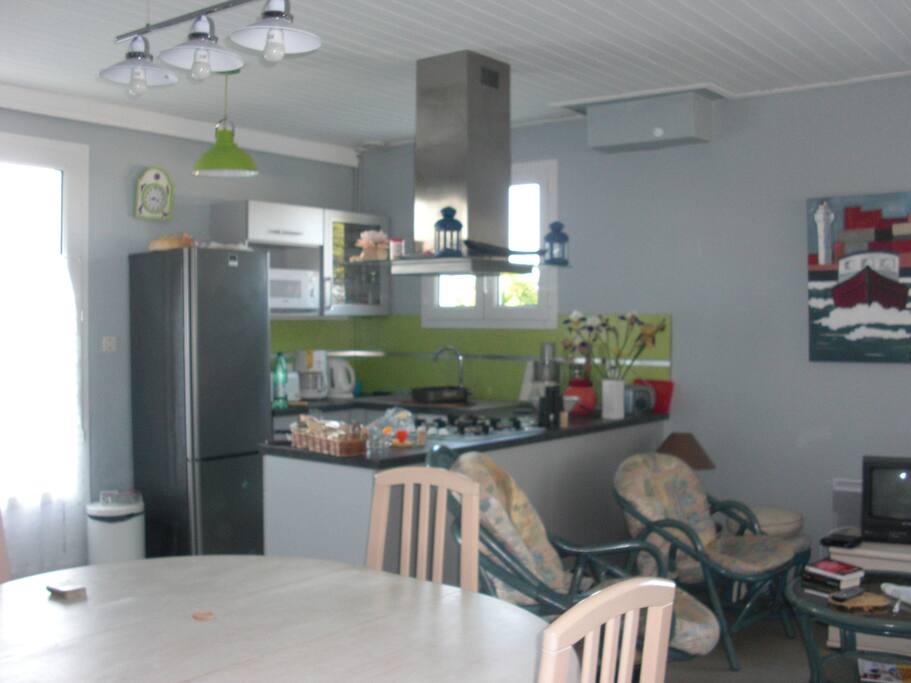 Cuisine moderne et équipée (frigo, four, lave-vaisselle, plaques, micro-onde...)