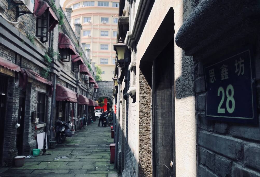 龙翔大厦东侧,石库门建筑群,一楼