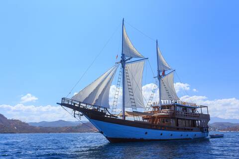Amazing Voyage Komodo Yacht – (5–8 Persons)