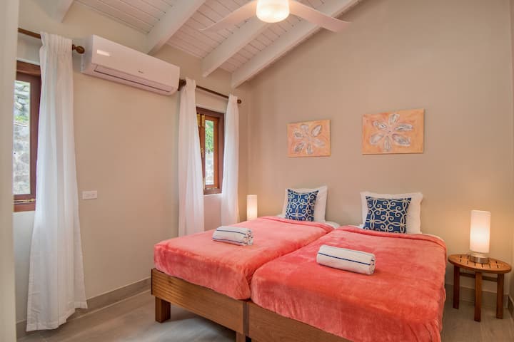 ორი ტყუპი საწოლი ოთახიდან ერთ-ერთი