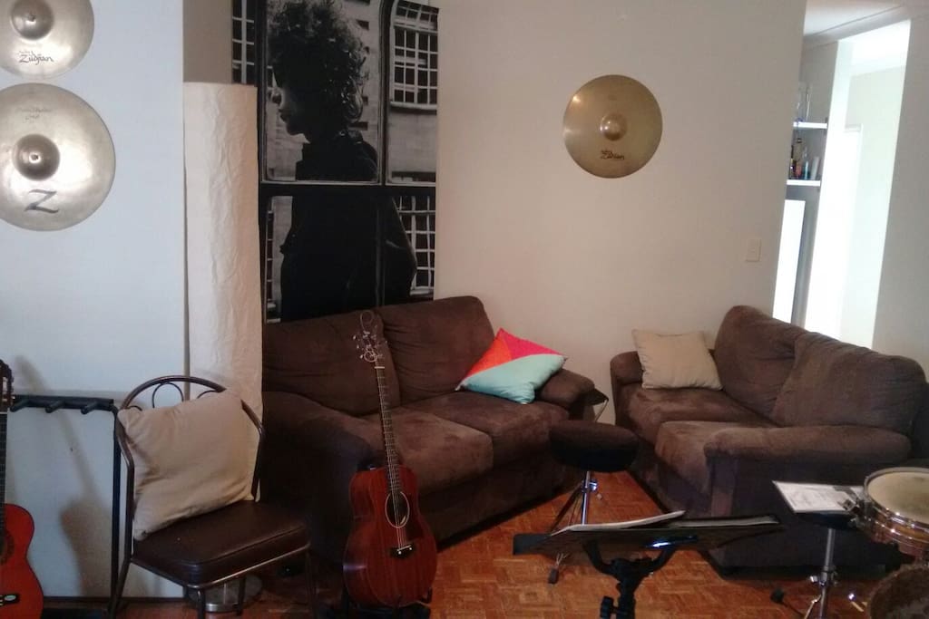 Relaxing and chill living room, heaps of musical instruments to play and have some fun.