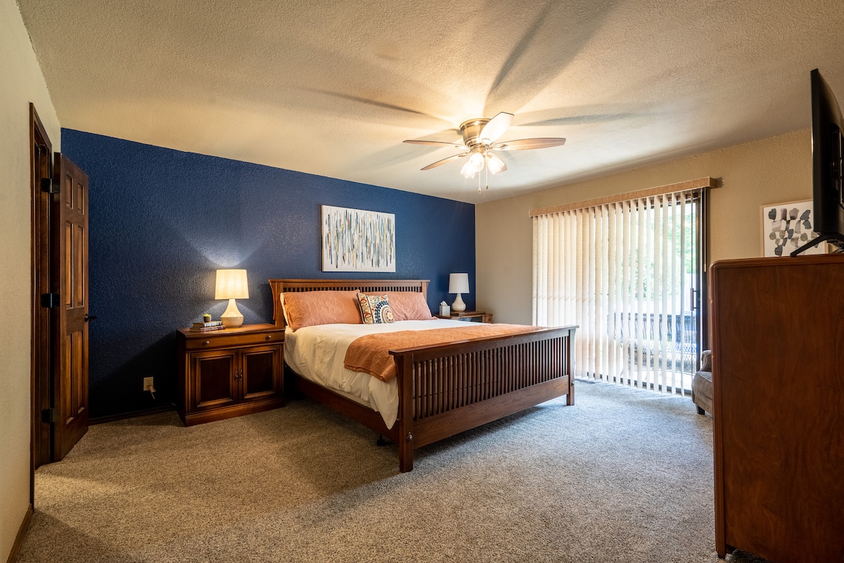 Bračni krevet (širine 180 - 200 cm) u spavaćoj sobi s kliznim vratima koja vode u dvorište