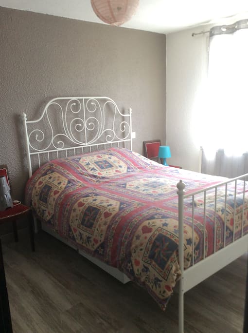 Chambre agréable et calme équipée d'un lit double exposée plein sud.