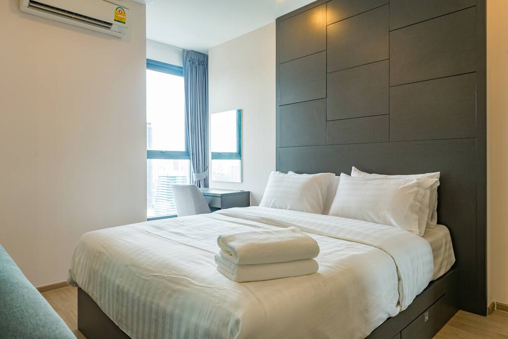 Master Bedroom and Small Desk 主卧和小书桌
