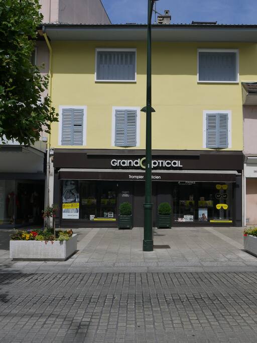 situation: au dessus du magasin d'optique