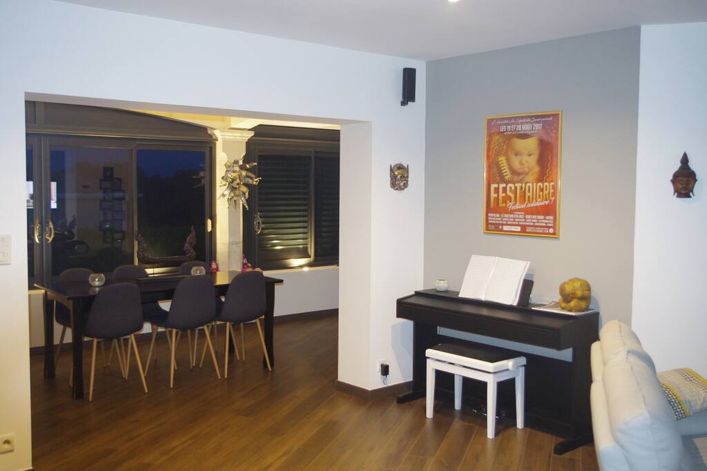 Vérandas pour diner de 20 m2 avec rétroéclairage, piano à disposition.
