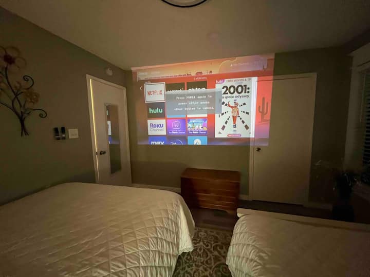 جهاز عرض مع عصا روكو ونيتفليكس مجانية وHBOMax وPrimevideo