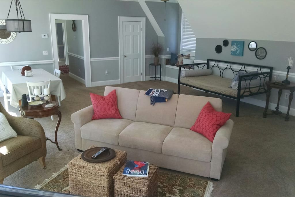 Living room with dining area, daybed and sofabed