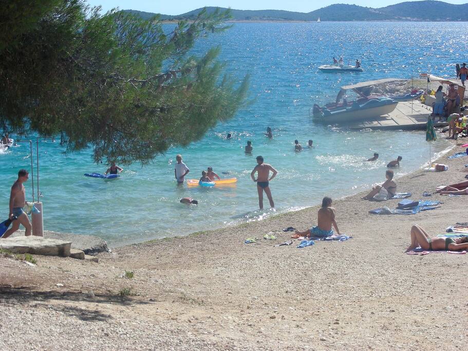 Zu Fuß leicht erreichbarer feiner Kiesstrand