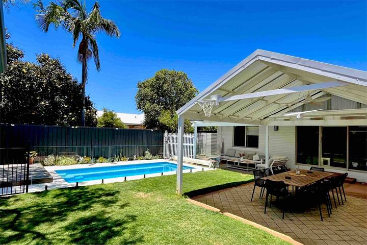 3×2 house with large backyard, pool, bbq and bar!