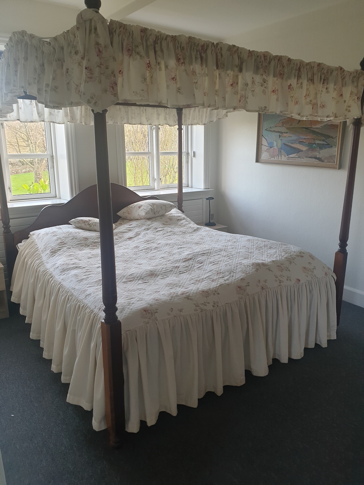 1. spavaća soba s kockastim krevetom s četiri postera