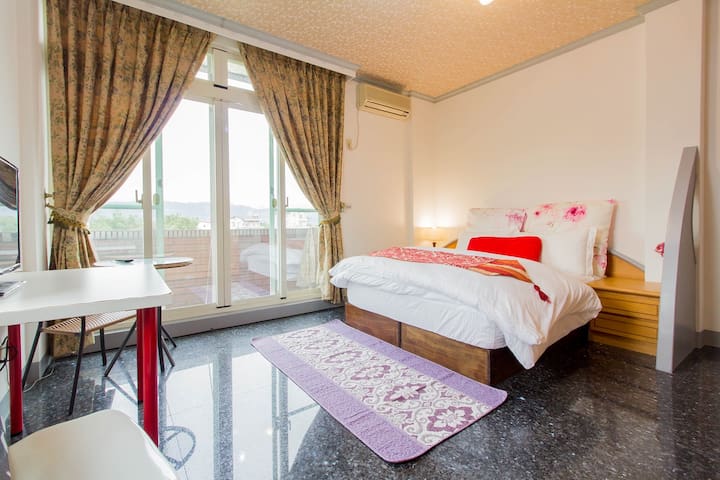 Yilan Mountain Mountain near the gold car winery Wang Long 埤 Tai Ping Shan long 埤 Lake Luodong night market quiet comfortable double suite far from the central mountains