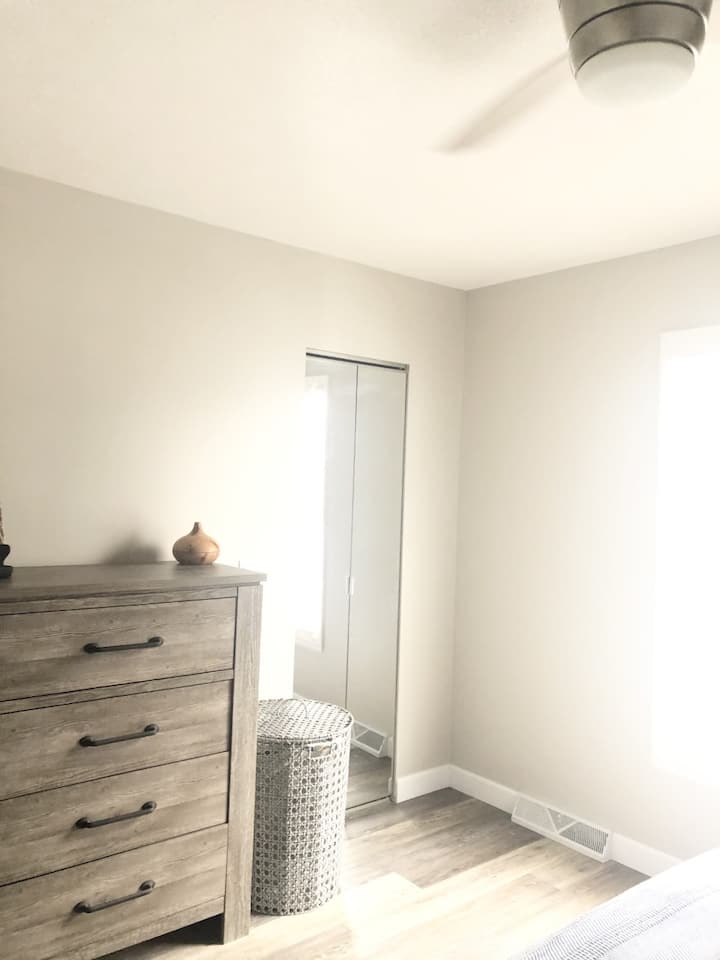 Prístup do komody a skrine s vešiakmi 