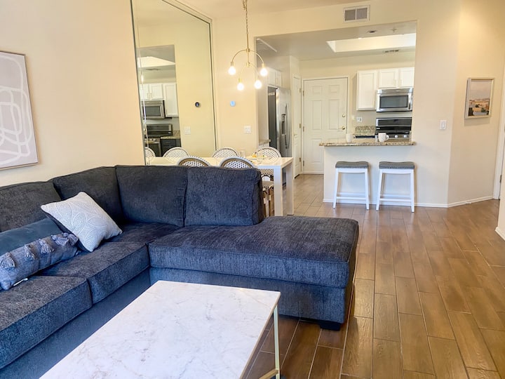 แปลนห้องแบบเปิดโล่งเป็นส่วนๆที่อบอุ่นพร้อมตัวเลือกเตียงโซฟา ดูรูปภาพอื่นๆสำหรับทีวีขนาดใหญ่ที่ติดตั้ง