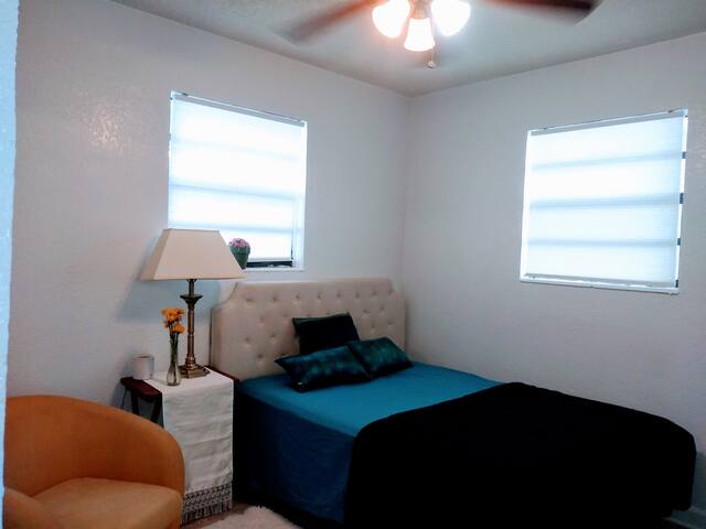 NICE ROOM FOR  WOMEN'S WITH BATHROOM TO SHARE