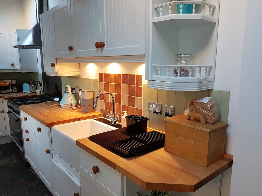 Well equipped kitchen. We will even leave you some bread to get started :-)