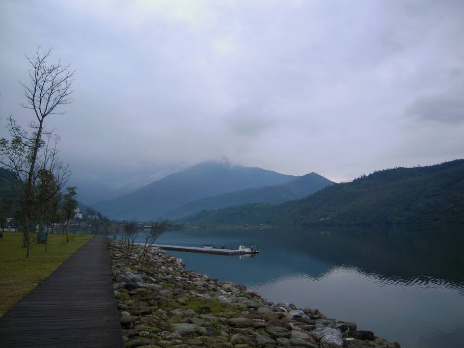湖邊景色
