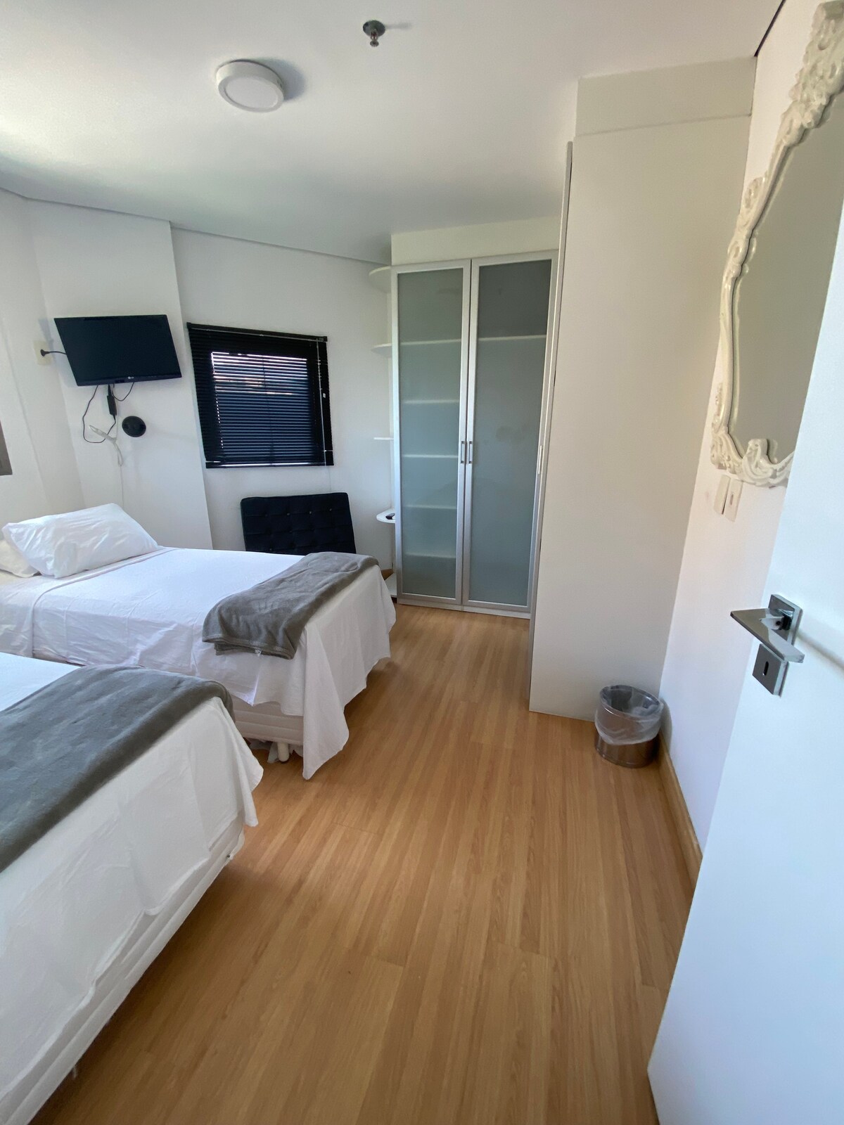 Televisión y armario en el dormitorio del primer piso