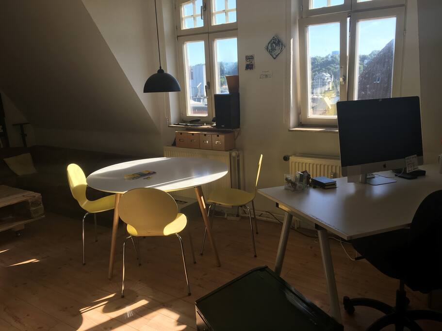 Wohnzimmer mit Ess- und Schreibtisch