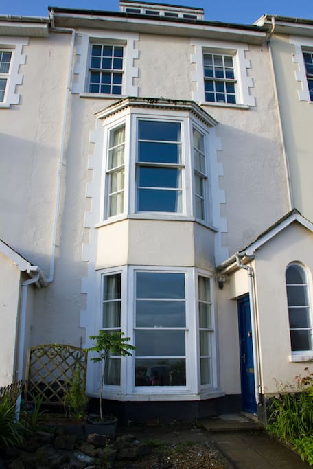 Victorian townhouse with modern facilities, great for larger groups!
