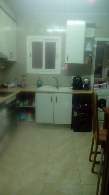 Cocina super grande y espaciosa con mesa grande para comer