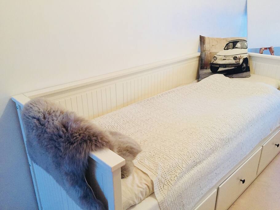 Eget rom. Sengen er uttrekkbar, til dobbelseng. Passer meget godt til en person, men to går også veldig bra