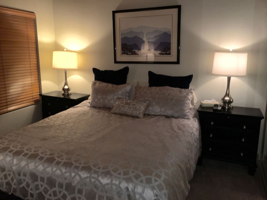 Upstairs Bedroom. Queen size bed.